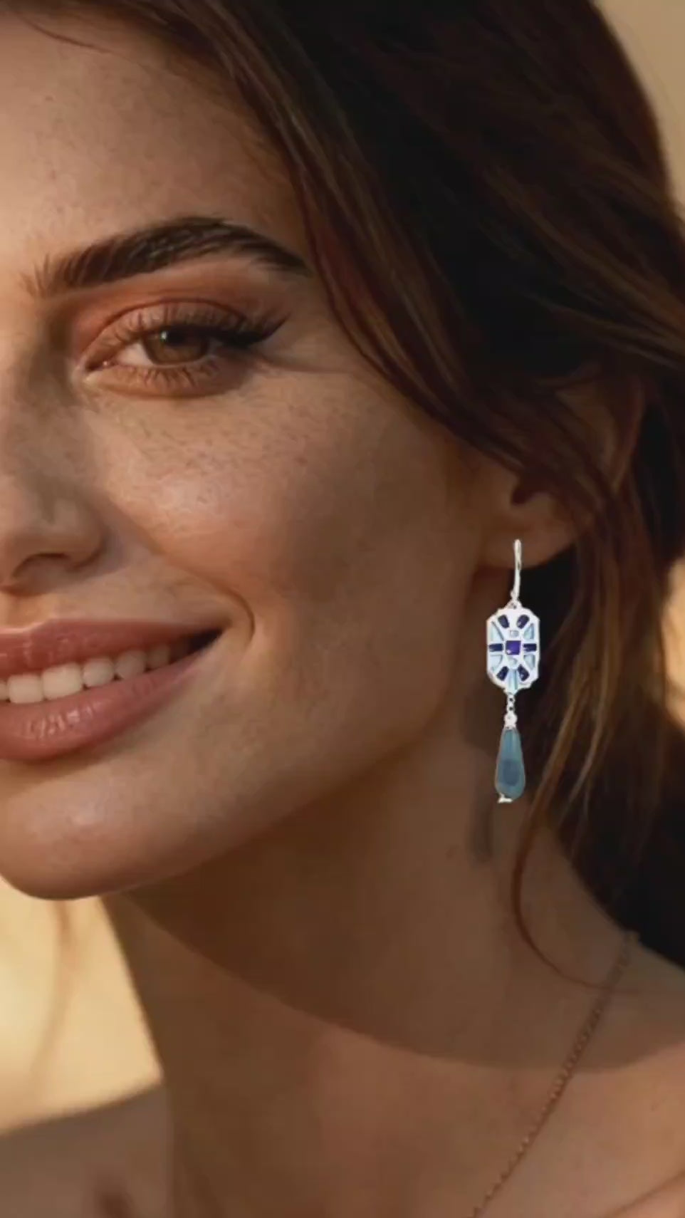 Video des boucles d'oreilles artisanales en email grand feu sur argent motif mosaïque pierres naturelles, creation Maison CALUB