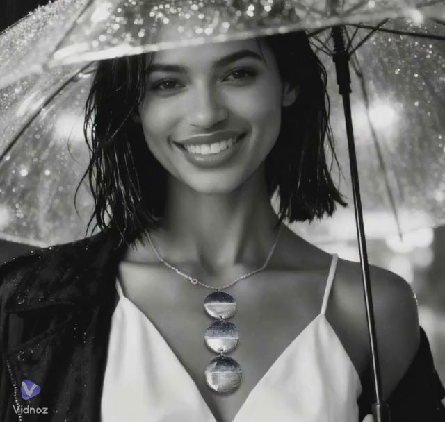 vidéo d'une femme portant le collier triptyque de la collection Eau Minérale, composé de 3 médaillons en cascade, émaux et lustre d'argent - maison CALUB - cadeau original femme, bijou artisanal