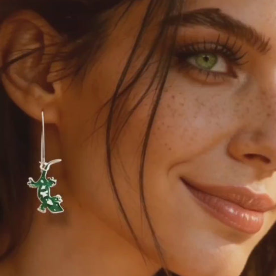 Video des boucles d'oreilles artisanales en email grand feu sur argent motif gecko vert, creation Maison CALUB