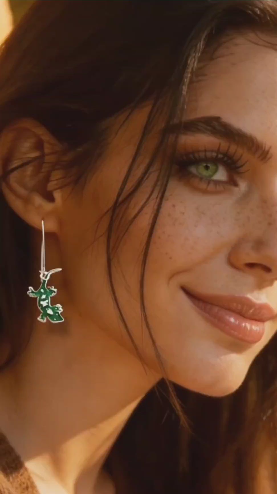 Video des boucles d'oreilles artisanales en email grand feu sur argent motif gecko vert, creation Maison CALUB