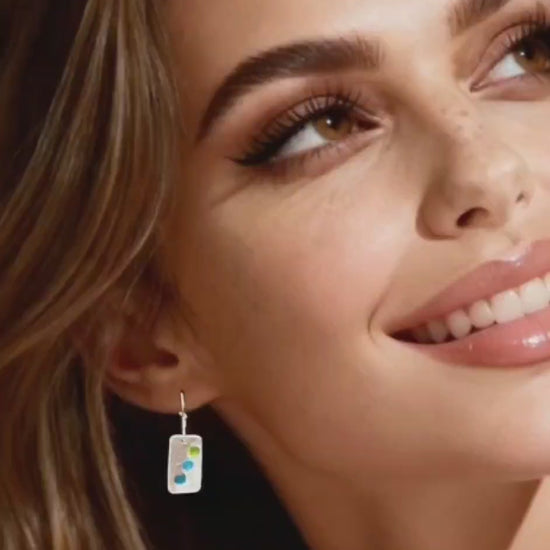 Video des boucles d'oreilles artisanales en email grand feu sur argent motif confetti bleu vert, creation Maison CALUB