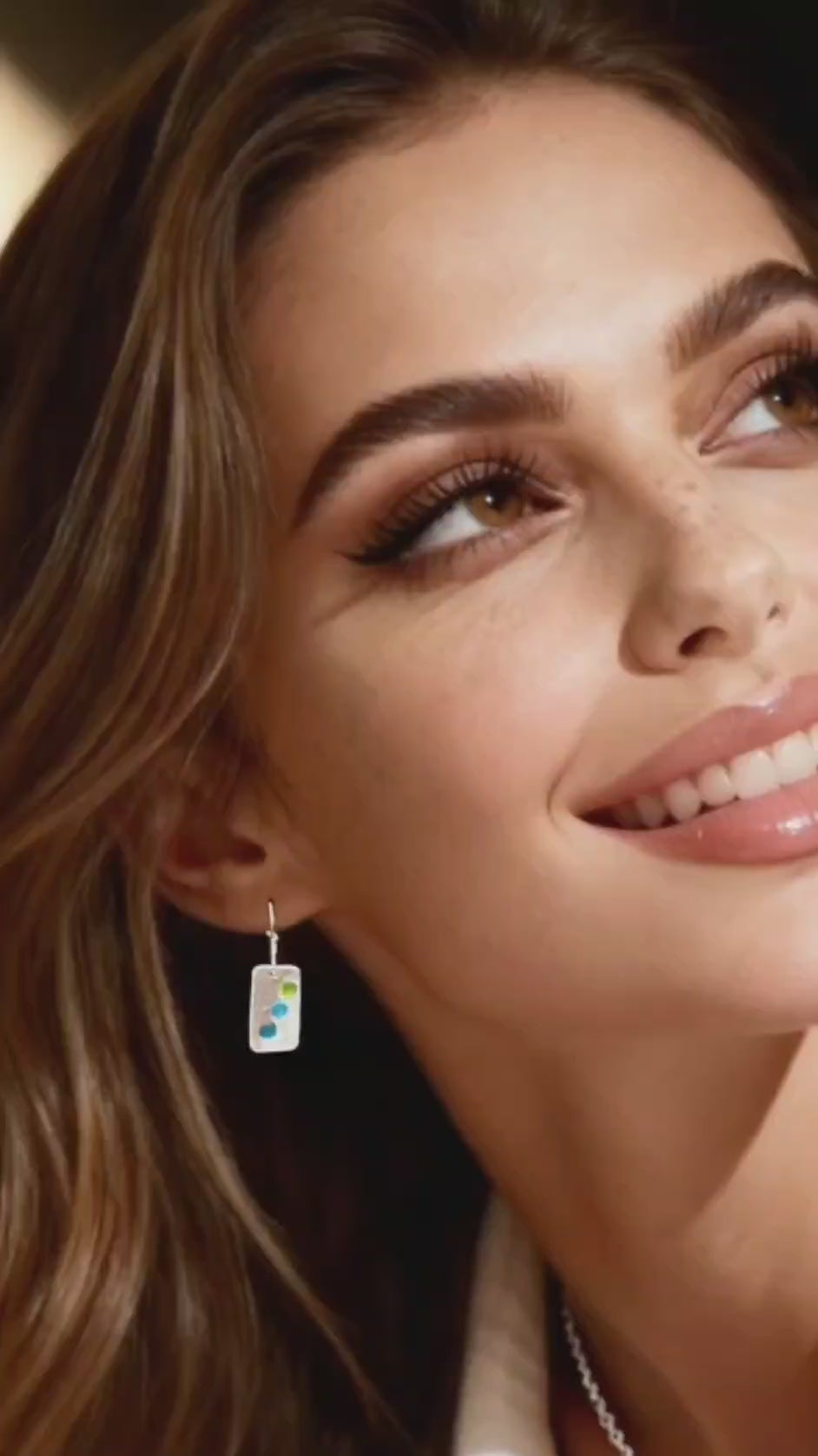 Video des boucles d'oreilles artisanales en email grand feu sur argent motif confetti bleu vert, creation Maison CALUB