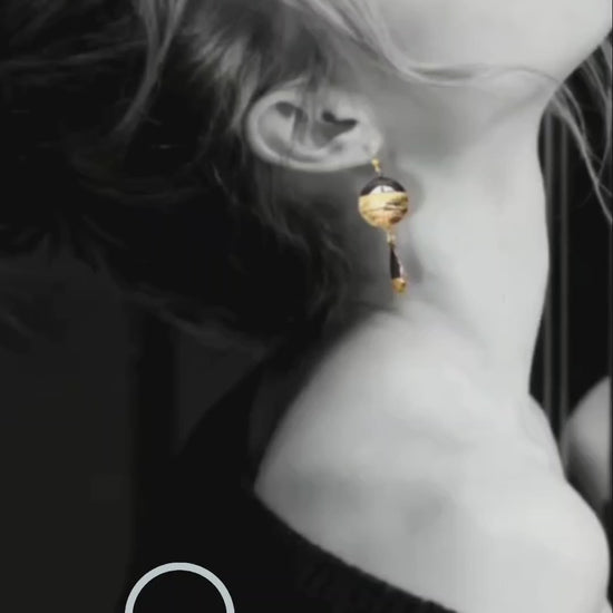 publicité pour les boucles d'oreilles chic noir et doré double pendant email sur cuivre . Emaux traditionnels fait main chez maison calub. Bijou artisanal