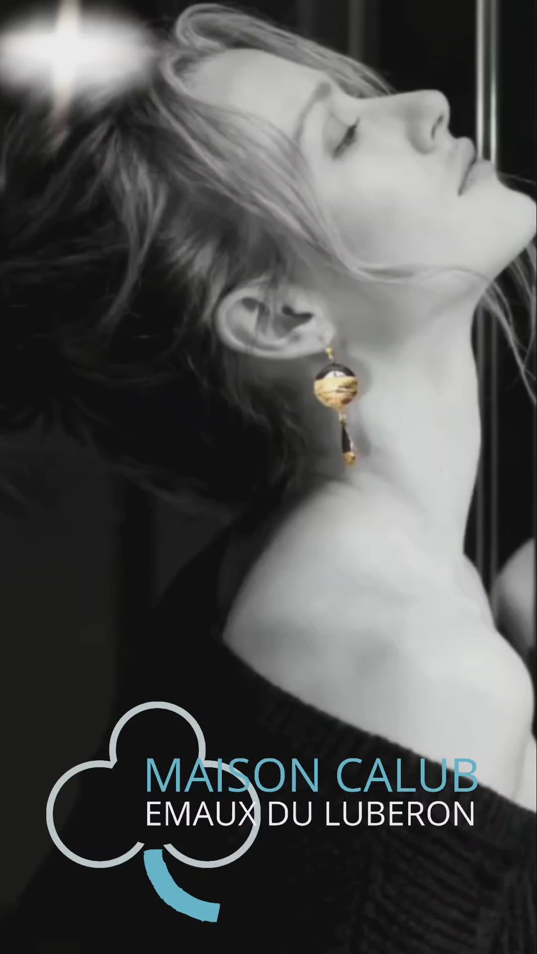 publicité pour les boucles d'oreilles chic noir et doré double pendant email sur cuivre . Emaux traditionnels fait main chez maison calub. Bijou artisanal