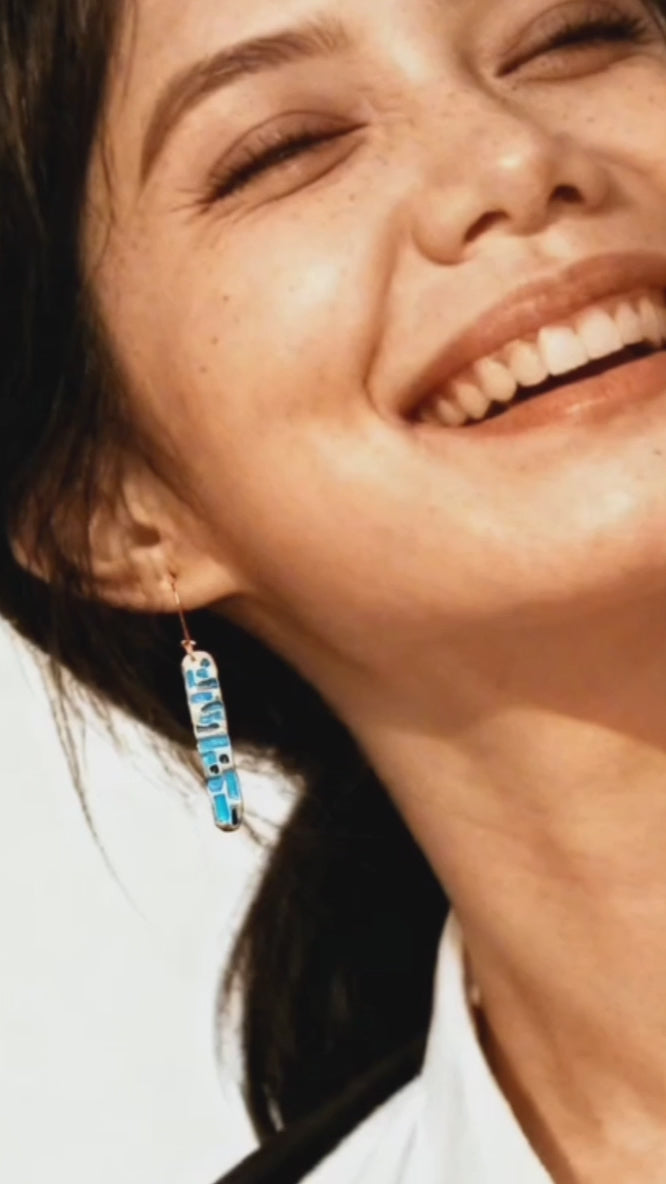  Video des boucles d'oreilles artisanales en email grand feu sur argent format oblongue, creation Maison CALUB
