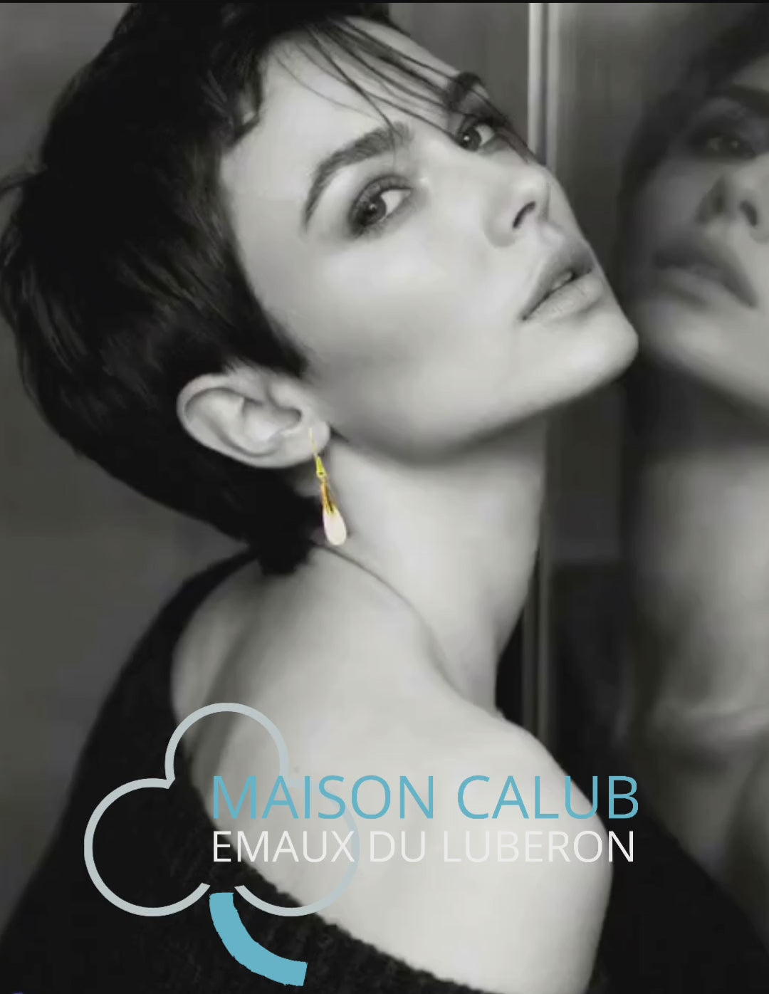 video d'un bijou artisanal boucles d'oreilles en email blanc et agrémentées d'une petite feuille dorée très simples et légères création maison Calub. 