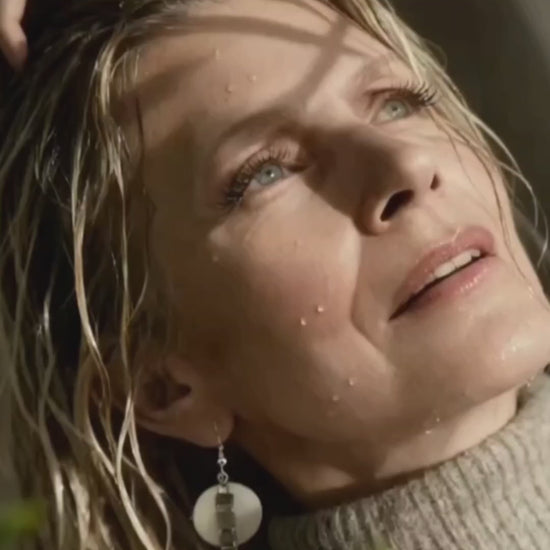 vidéo d'une femme portant les boucles d'oreilles rondes pendant émaux de la maison CALUB, bijou artisanal en email avec perles miyuki