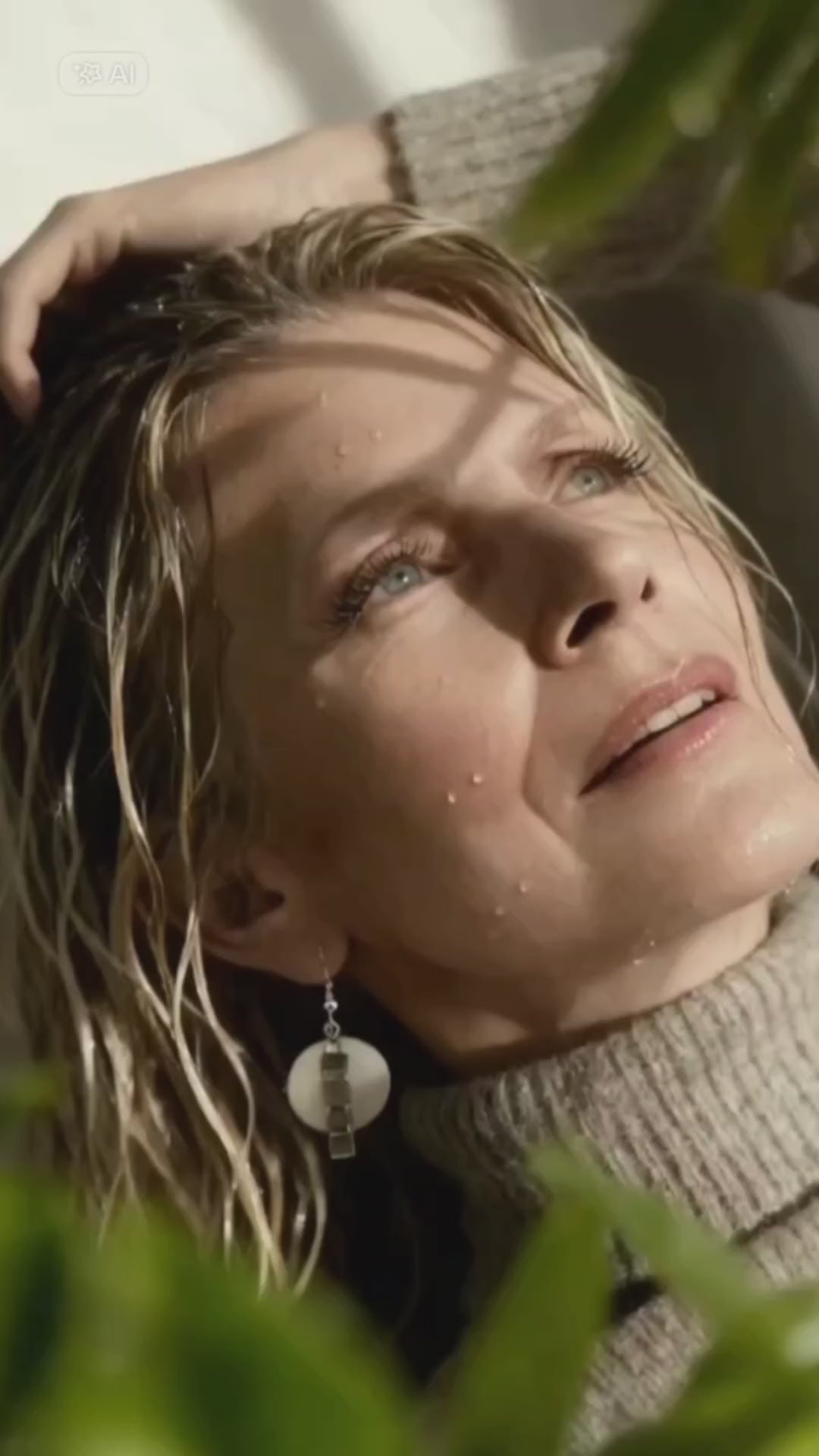 vidéo d'une femme portant les boucles d'oreilles rondes pendant émaux de la maison CALUB, bijou artisanal en email avec perles miyuki