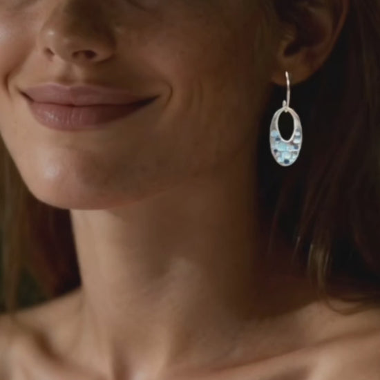 Video des boucles d'oreilles artisanales en email grand feu sur argent format ovale ajouré, creation Maison CALUB