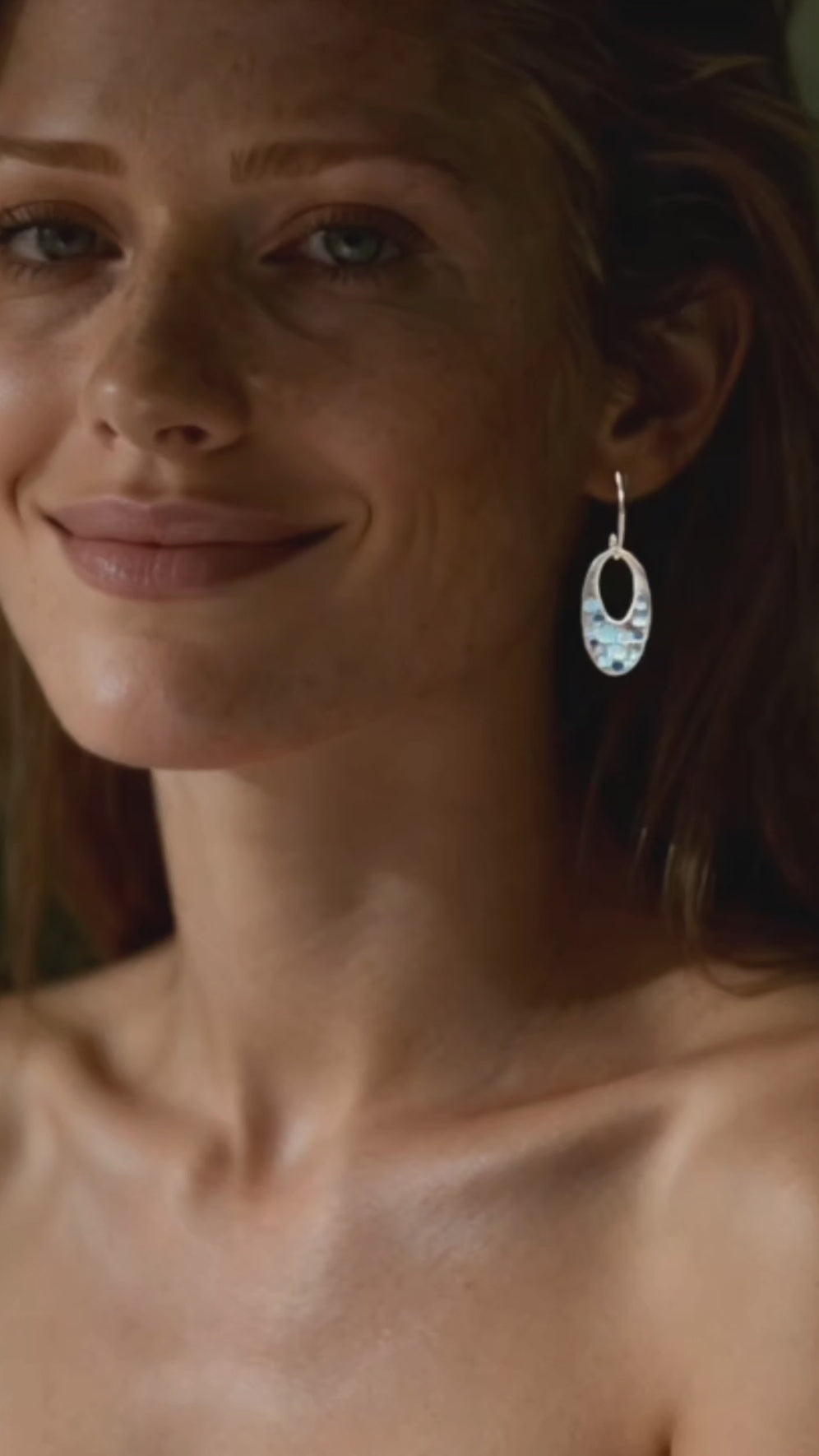 Video des boucles d'oreilles artisanales en email grand feu sur argent format ovale ajouré, creation Maison CALUB