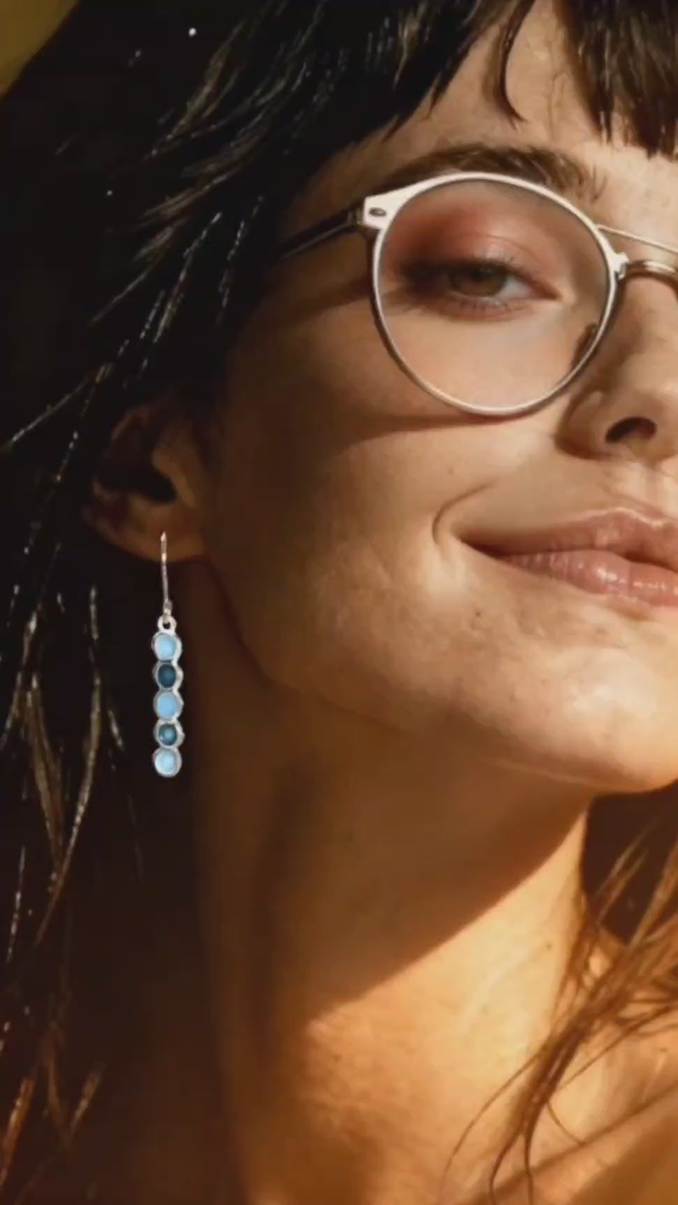 Video des boucles d'oreilles artisanales en email grand feu sur argent motif cercles, creation Maison CALUB
