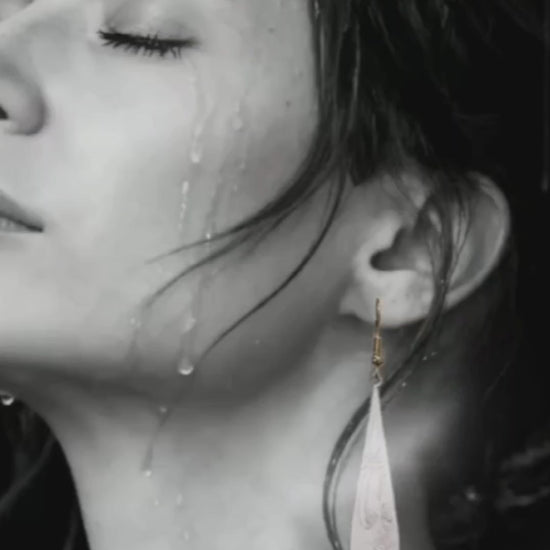 vidéo avec boucles d'oreilles gouttes longues en émail sur cuivre aux motifs très fin de plumes . Bijou artisanal maison calub les émaux du Luberon