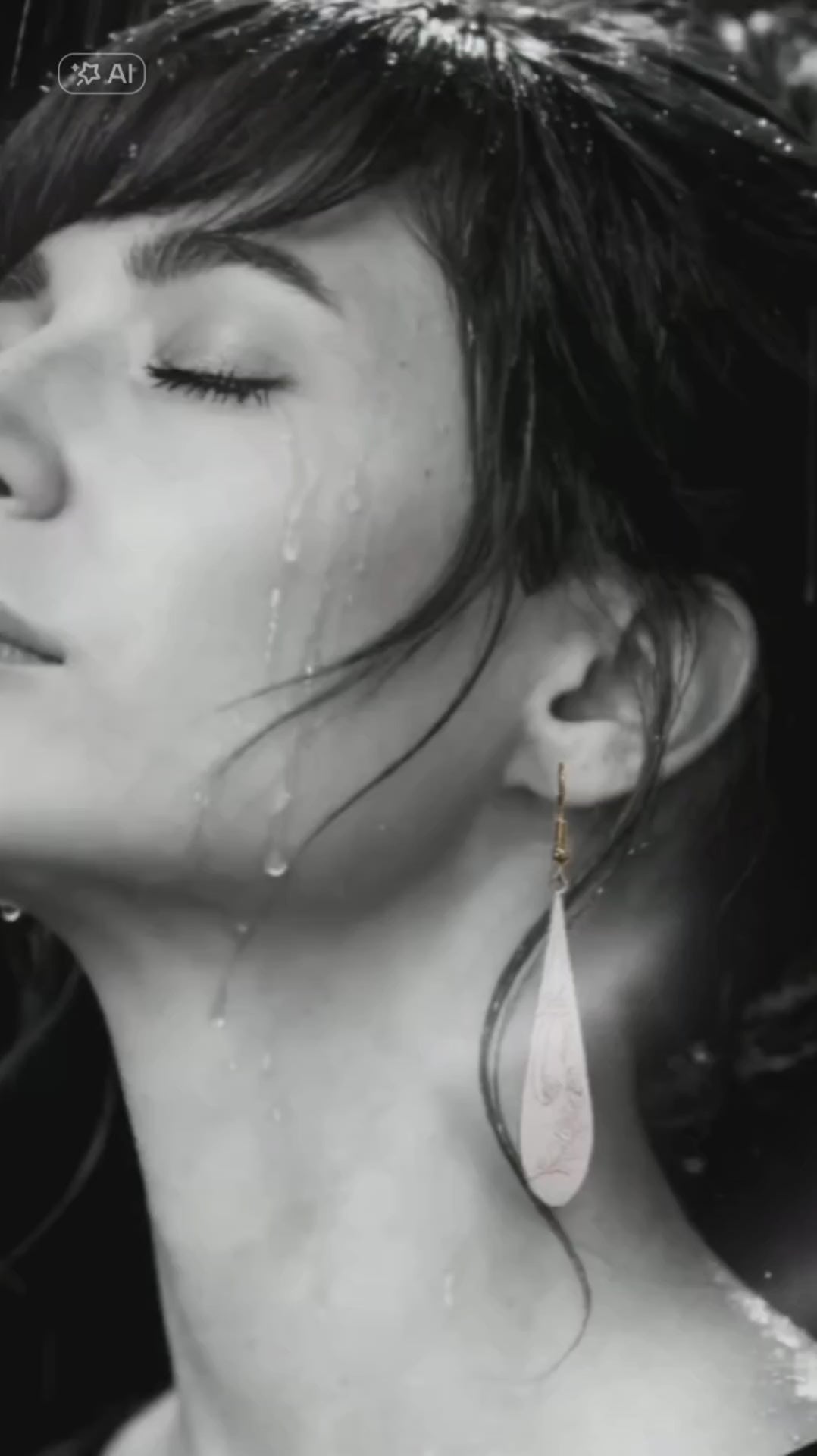 vidéo avec boucles d'oreilles gouttes longues en émail sur cuivre aux motifs très fin de plumes . Bijou artisanal maison calub les émaux du Luberon