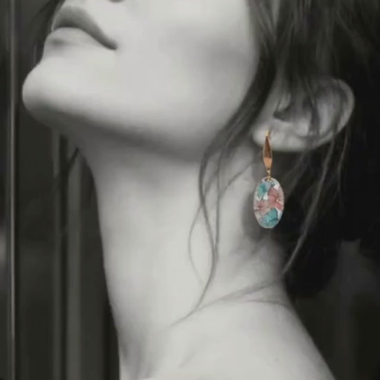 video pulicité pour les les boucles d'oreilles d'inspiration tissus LIBERTY en email sur cuivre fait main, émaux traditionnels maison calub