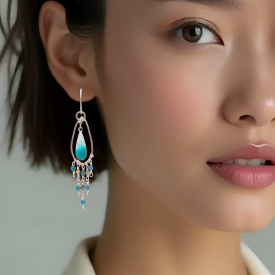 video-Boucles d'oreilles chandelier en émail turquoise dégradé avec cascade de perles naturelles turquoise et olivine - Collection unique - Maison CALUB