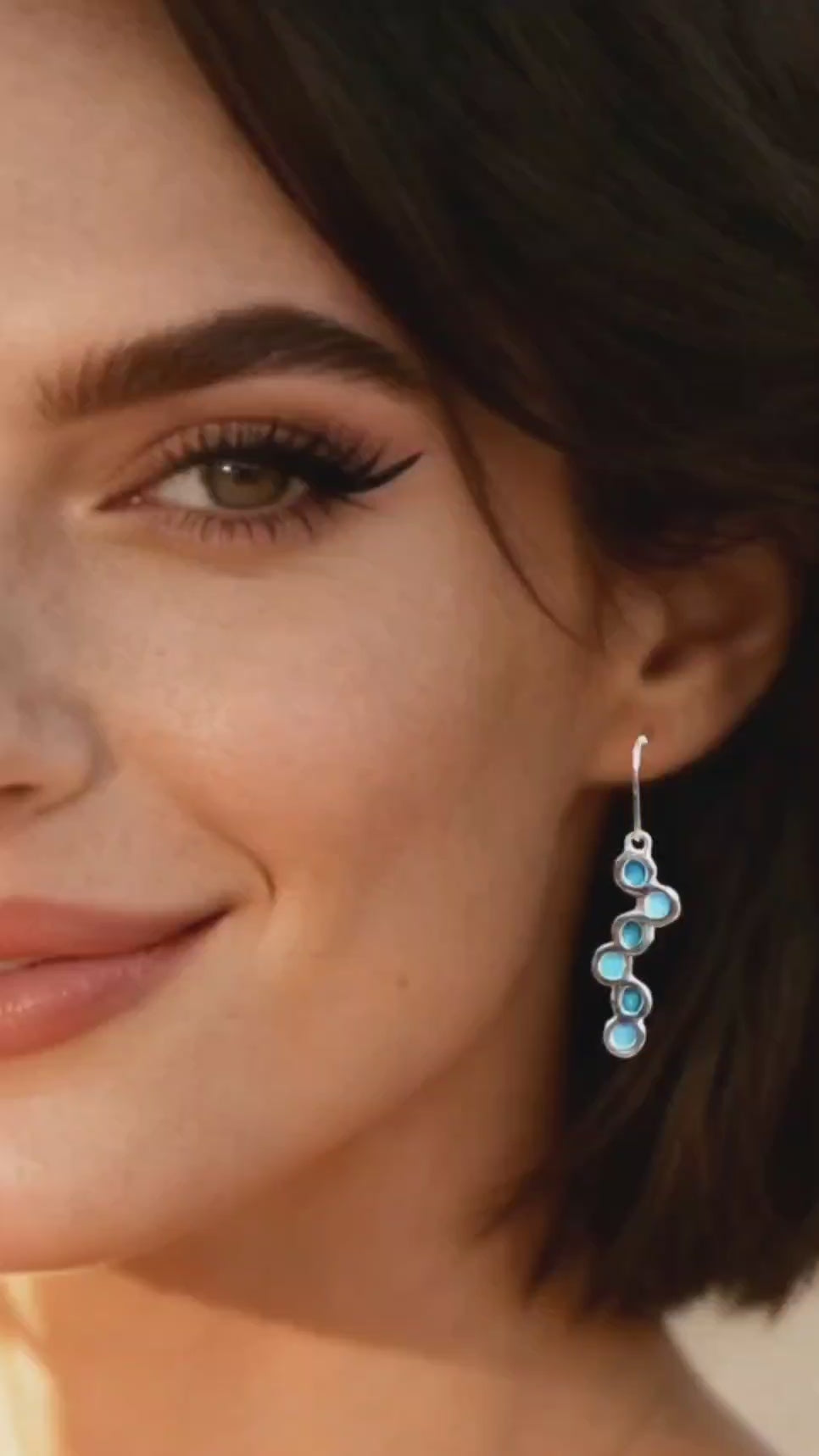Video des boucles d'oreilles artisanales en email grand feu sur argent motif bulles, creation Maison CALUB
✅ GLOBALEMENT : Fiche bien structurée, il ne