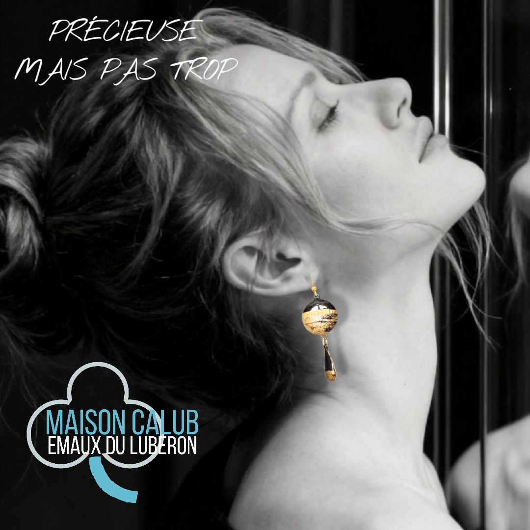 publicité pour les boucles d'oreilles chic noir et doré double pendant email sur cuivre . Emaux traditionnels fait main chez maison calub. Bijou artisanal