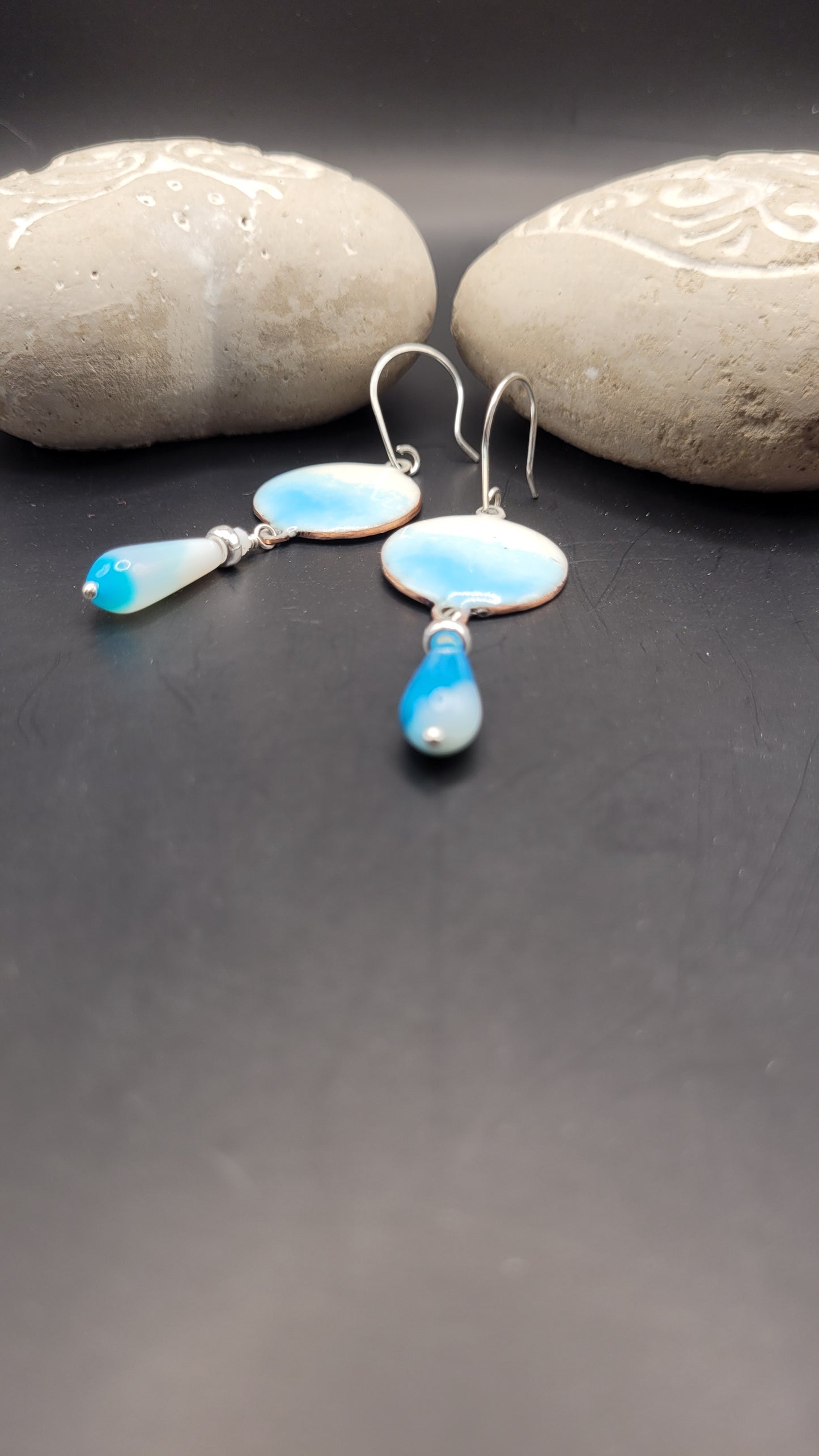 Boucles d'Oreilles Émail sur Cuivre – Disque Bleu Ciel & Goutte Agathe