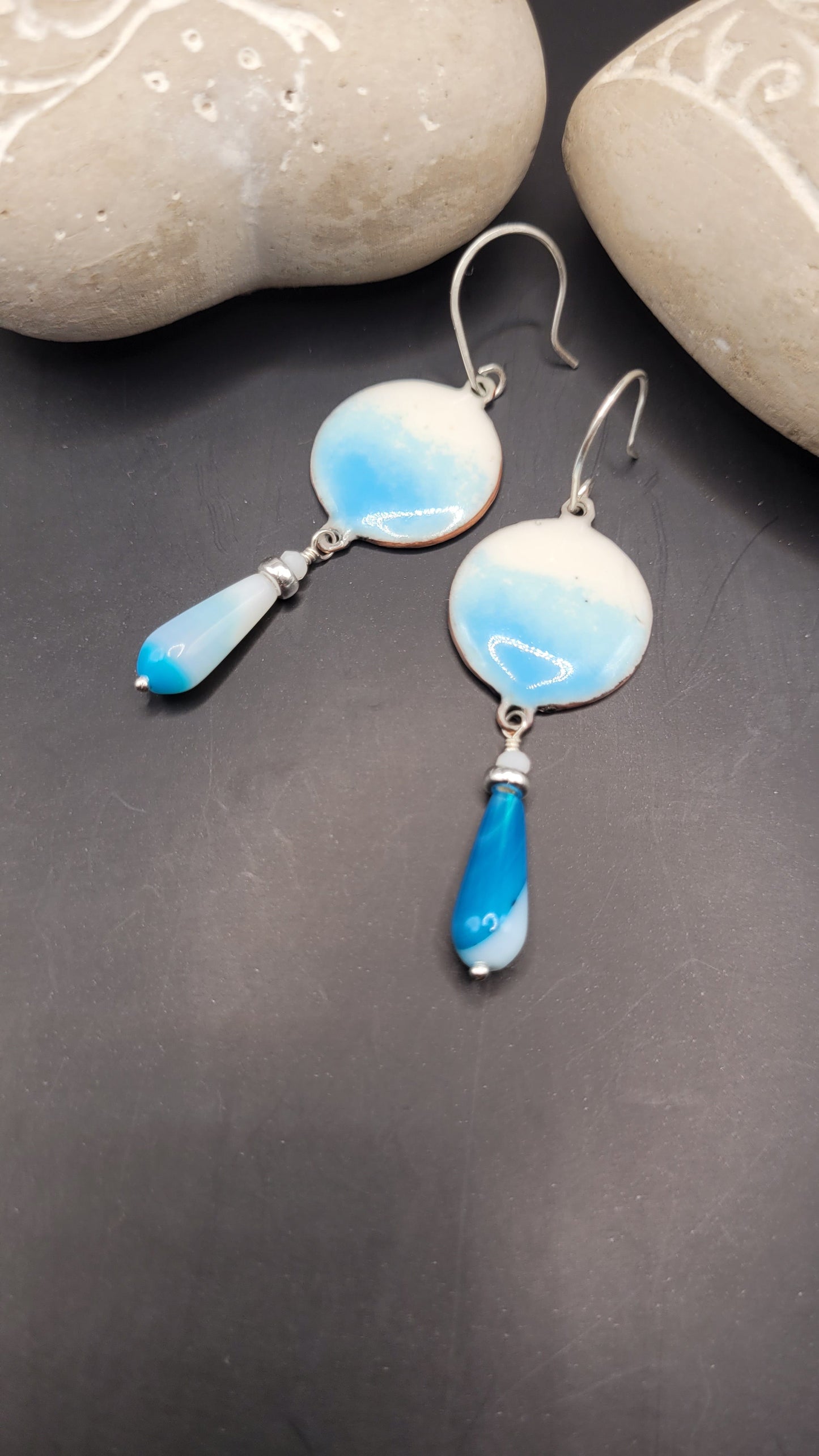 Boucles d'Oreilles Émail sur Cuivre – Disque Bleu Ciel & Goutte Agathe