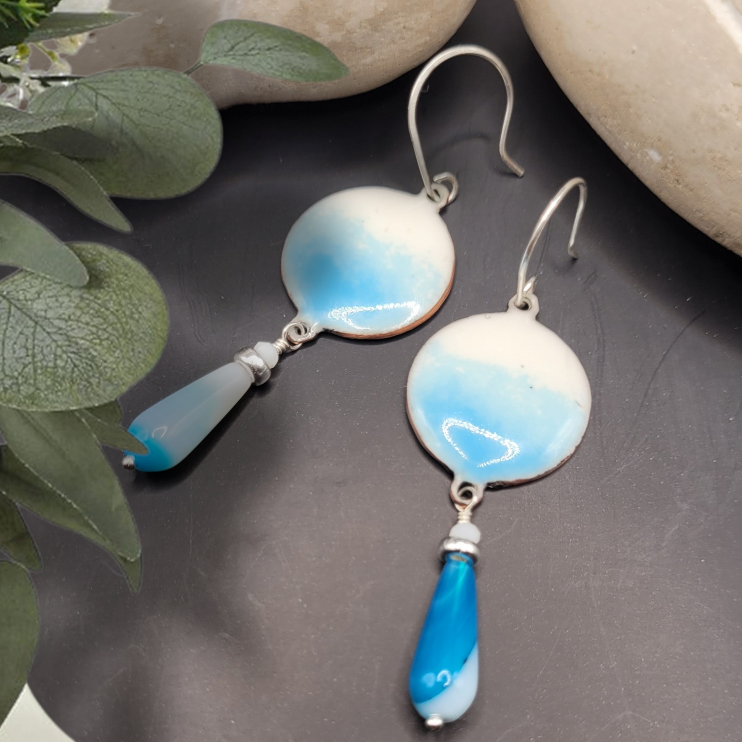 Boucles d'Oreilles Émail sur Cuivre – Disque Bleu Ciel & Goutte Agathe